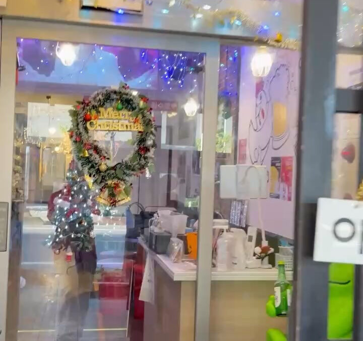 クリスマス仕様に模様替えしましたので是非